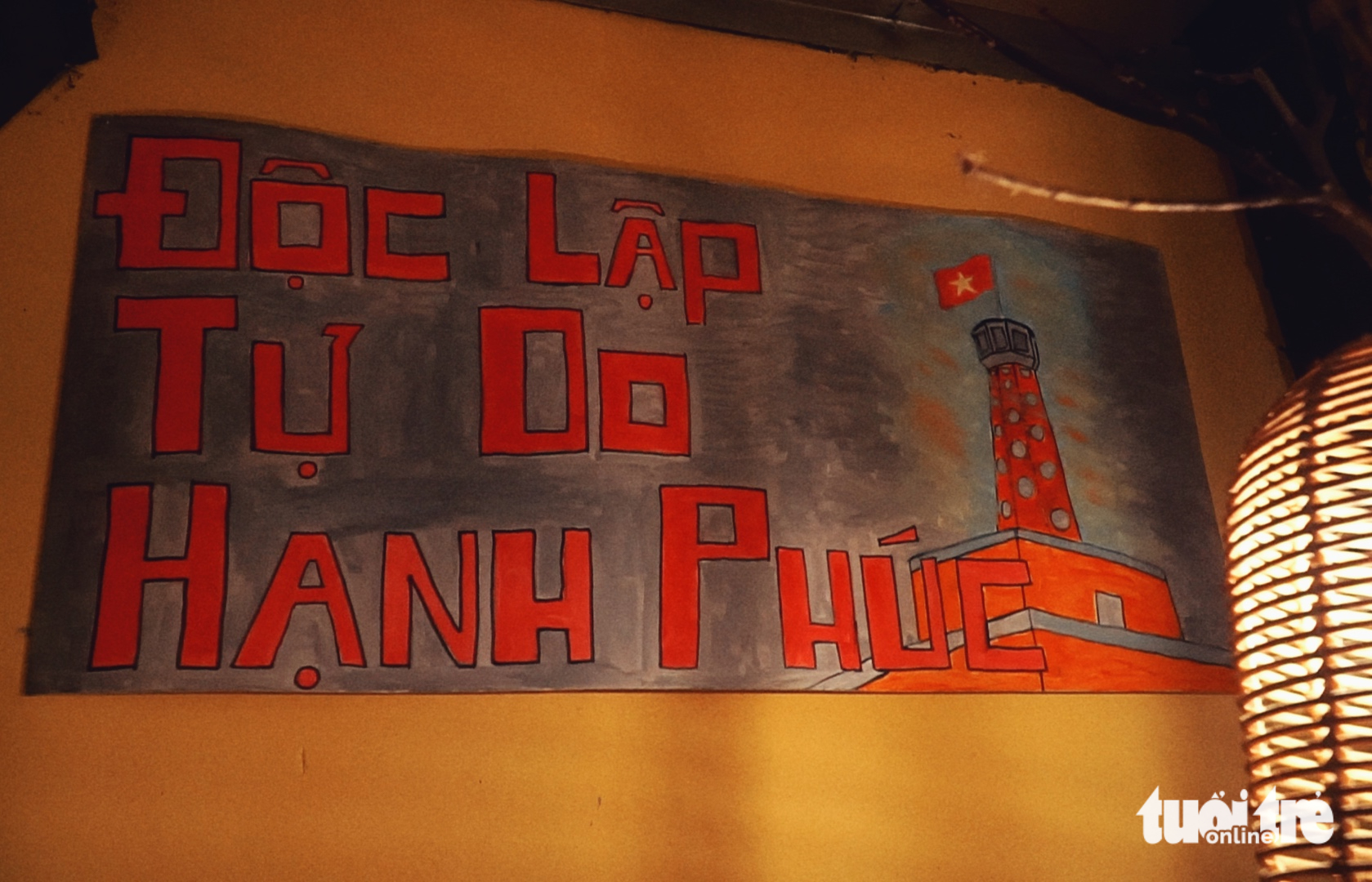 Giới trẻ đu trend cà phê ‘độc lập - tự do’ - Ảnh 3. Hòa bình đẹp đẽ, thiêng liêng, giới trẻ mê trend cà phê ‘độc lập - tự do’ - Ảnh 3.