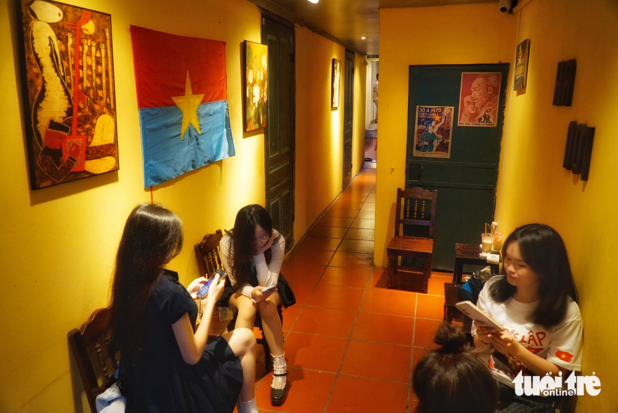 Giới trẻ đu trend cà phê ‘độc lập - tự do’ - Ảnh 4. Hòa bình đẹp đẽ, thiêng liêng, giới trẻ mê trend cà phê ‘độc lập - tự do’ - Ảnh 4.