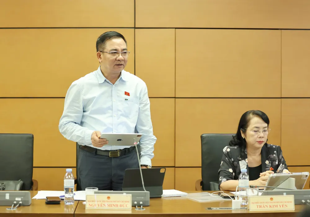 Đại biểu Nguyễn Minh Đức cho biết pháp luật không có quy định nào cho phép lực lượng công an, tòa án, thuế hay ngân hàng làm việc với người dân qua điện thoại. Ảnh: XĐ dai-bieu-quoc-hoi-thao-luan-ve-tinh-trang-bat-coc-online.jpg