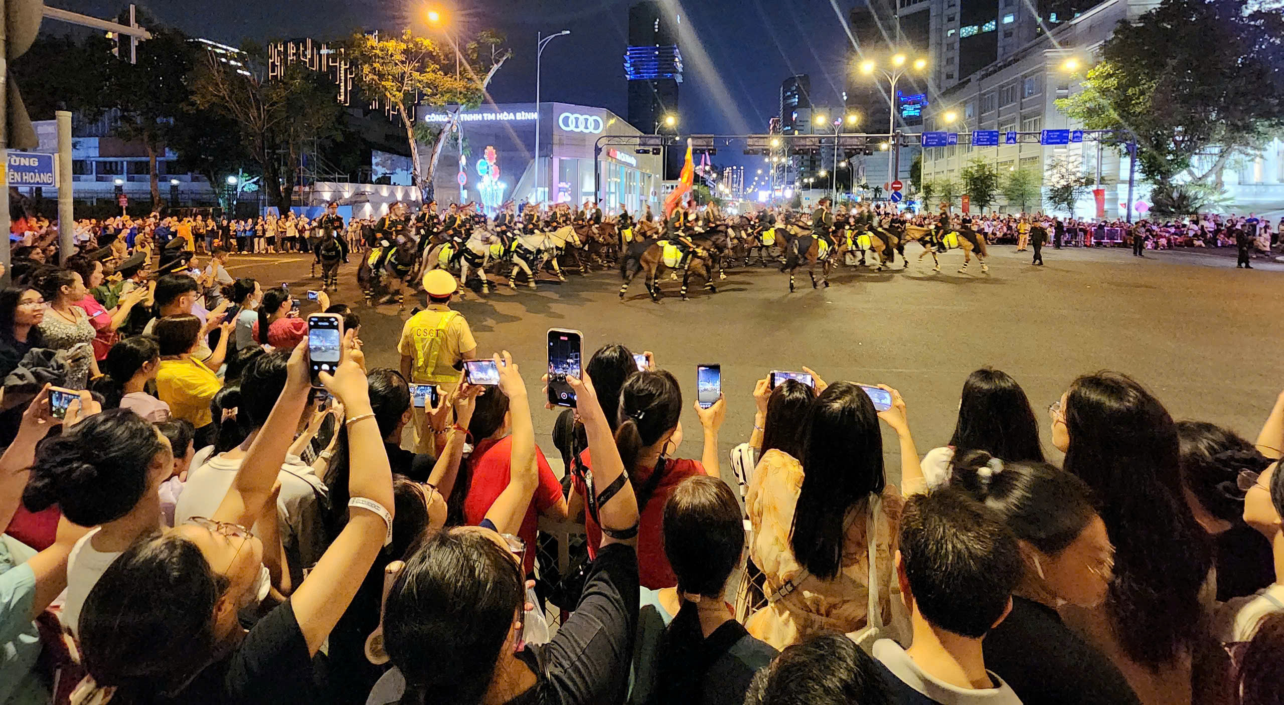 Cờ đỏ sao vàng phủ kín đường Lê Duẩn, người dân hào hứng vẫy chào đoàn diễu binh - Ảnh 4.