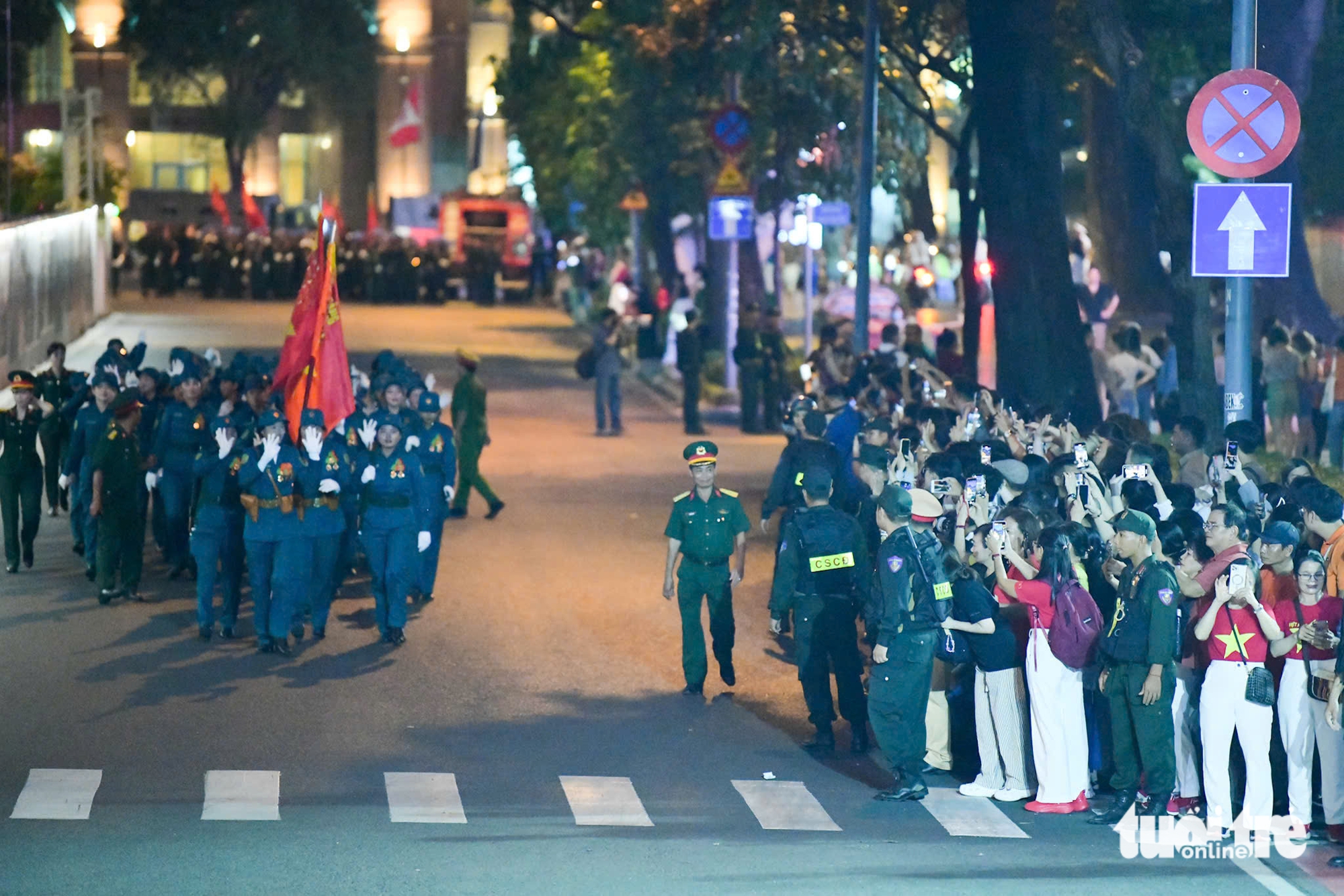 Cờ đỏ sao vàng phủ kín đường Lê Duẩn, người dân hào hứng vẫy chào đoàn diễu binh - Ảnh 7.