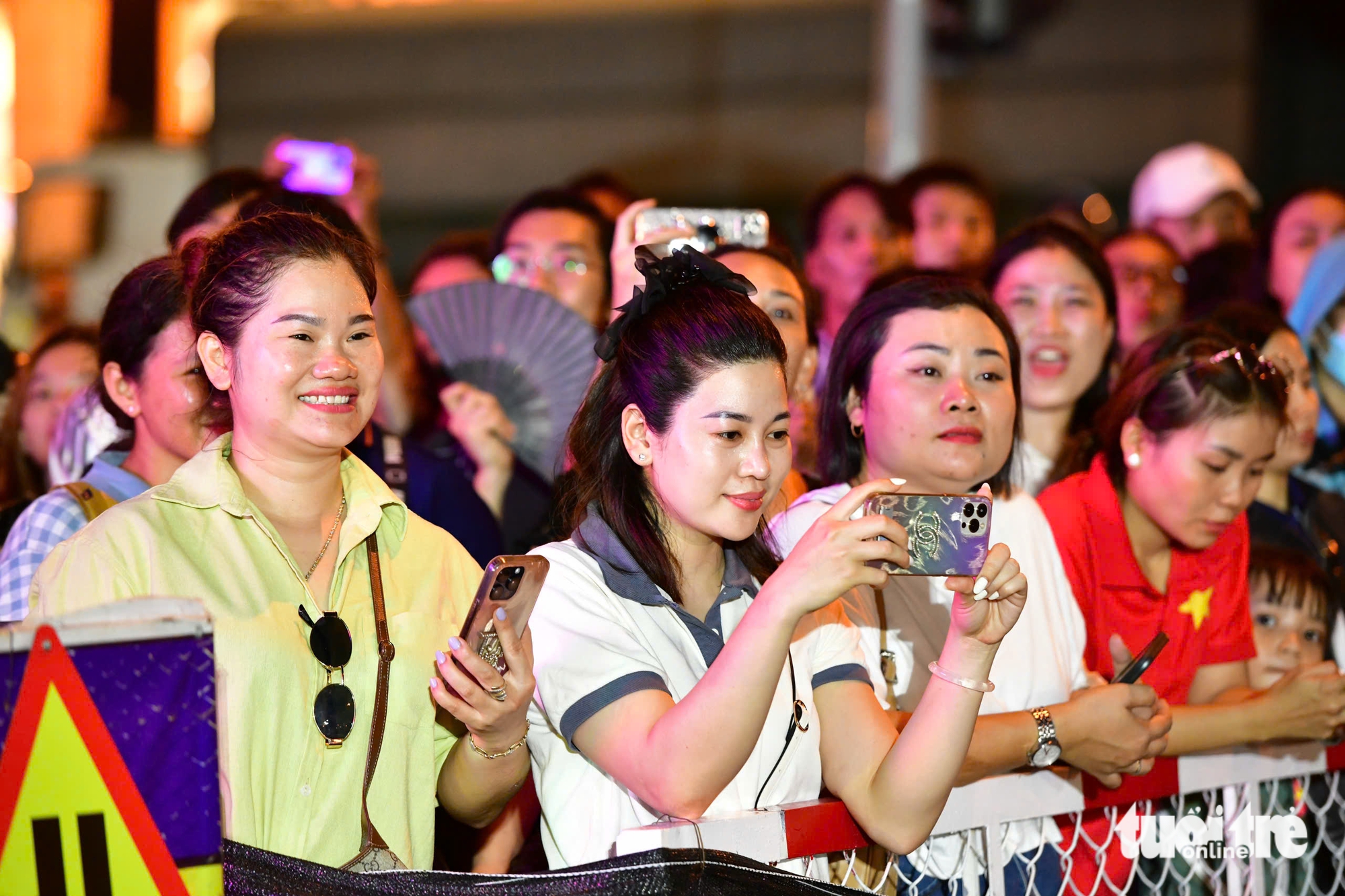 Cờ đỏ sao vàng phủ kín đường Lê Duẩn, người dân hào hứng vẫy chào đoàn diễu binh - Ảnh 10.