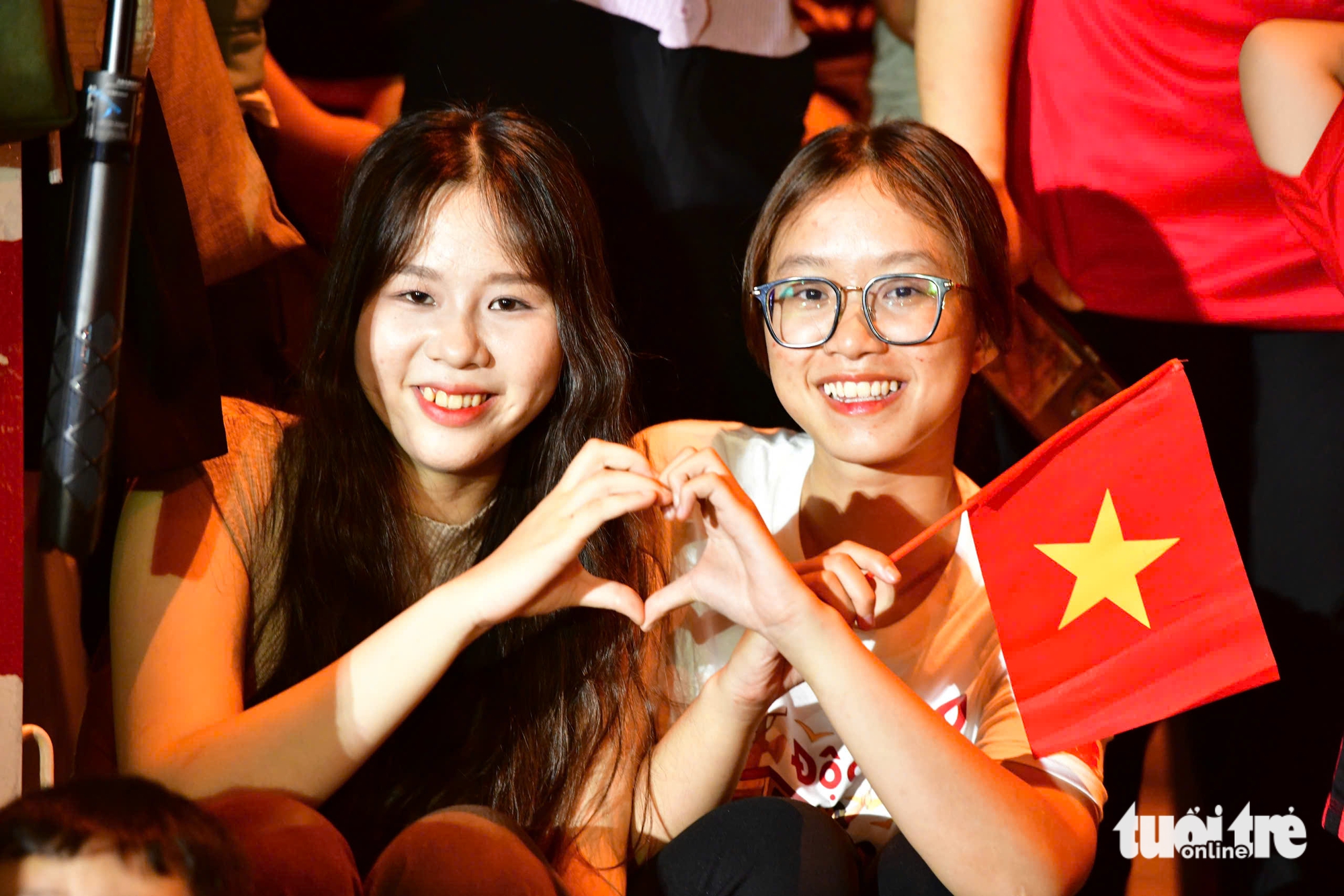 Cờ đỏ sao vàng phủ kín đường Lê Duẩn, người dân hào hứng vẫy chào đoàn diễu binh - Ảnh 12.