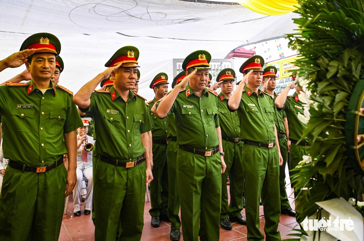 Lần về thăm nhà cuối cùng của thiếu tá công an hy sinh khi truy bắt tội phạm ma túy  - Ảnh 4.