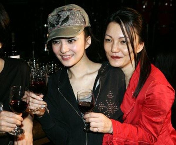 "Công chúa Cbiz" bị cha bóc phốt, nghi bỏ mặc mẹ sang Việt Nam làm mướn và bán bánh mì - Ảnh 5. "Công chúa Cbiz" bị cha bóc phốt, nghi bỏ mặc mẹ sang Việt Nam làm mướn và bán bánh mì - Ảnh 5.