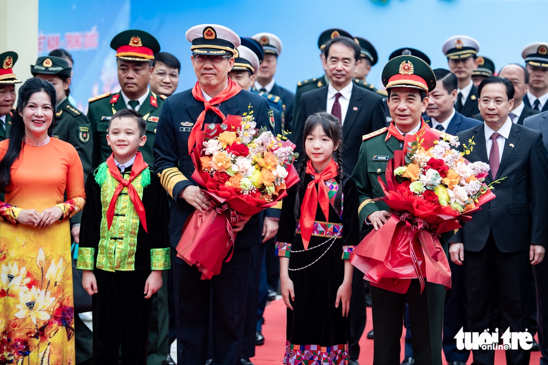 Bộ trưởng Quốc phòng Việt Nam và Trung Quốc thăm trường học, cửa khẩu và công viên logistics - Ảnh 3.