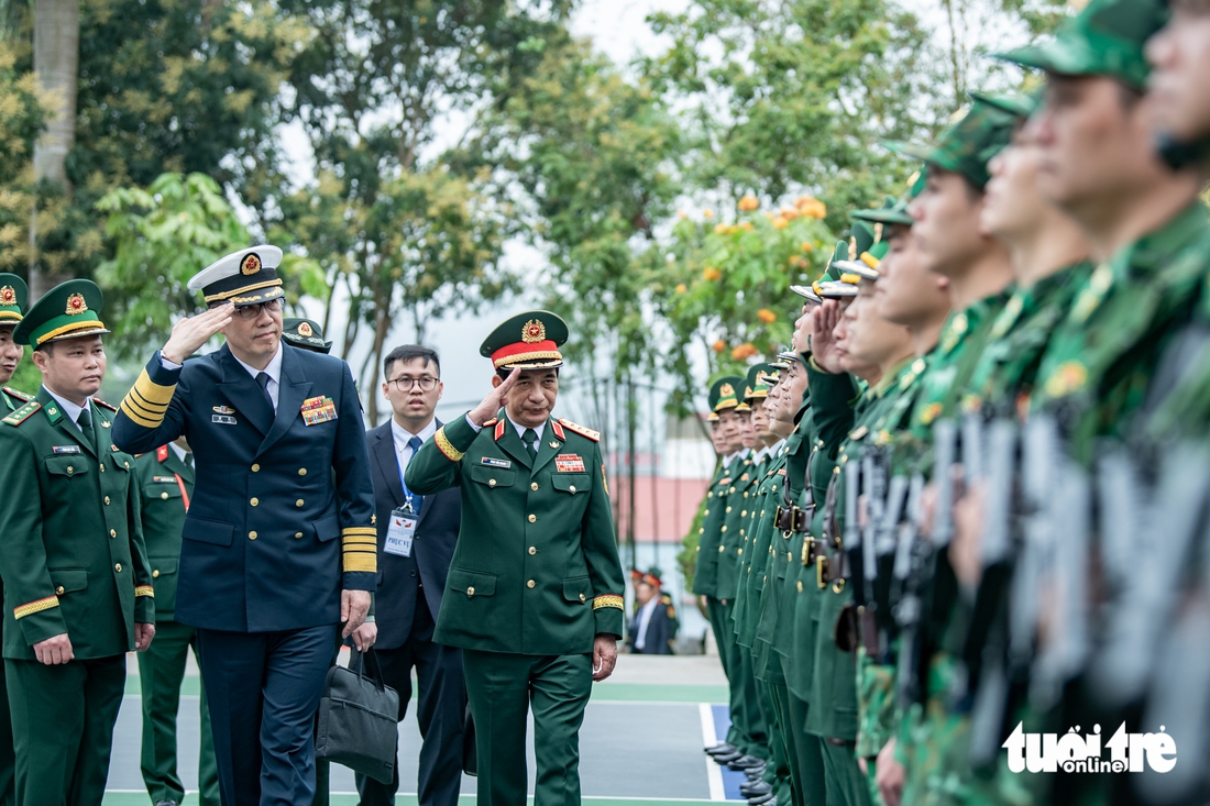 Bộ trưởng Quốc phòng Việt Nam và Trung Quốc thăm trường học, cửa khẩu và công viên logistics - Ảnh 5.