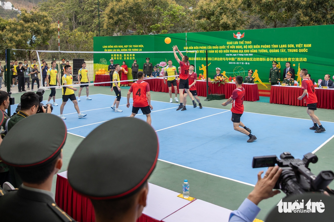 Bộ trưởng Quốc phòng Việt Nam và Trung Quốc thăm trường học, cửa khẩu và công viên logistics - Ảnh 7.