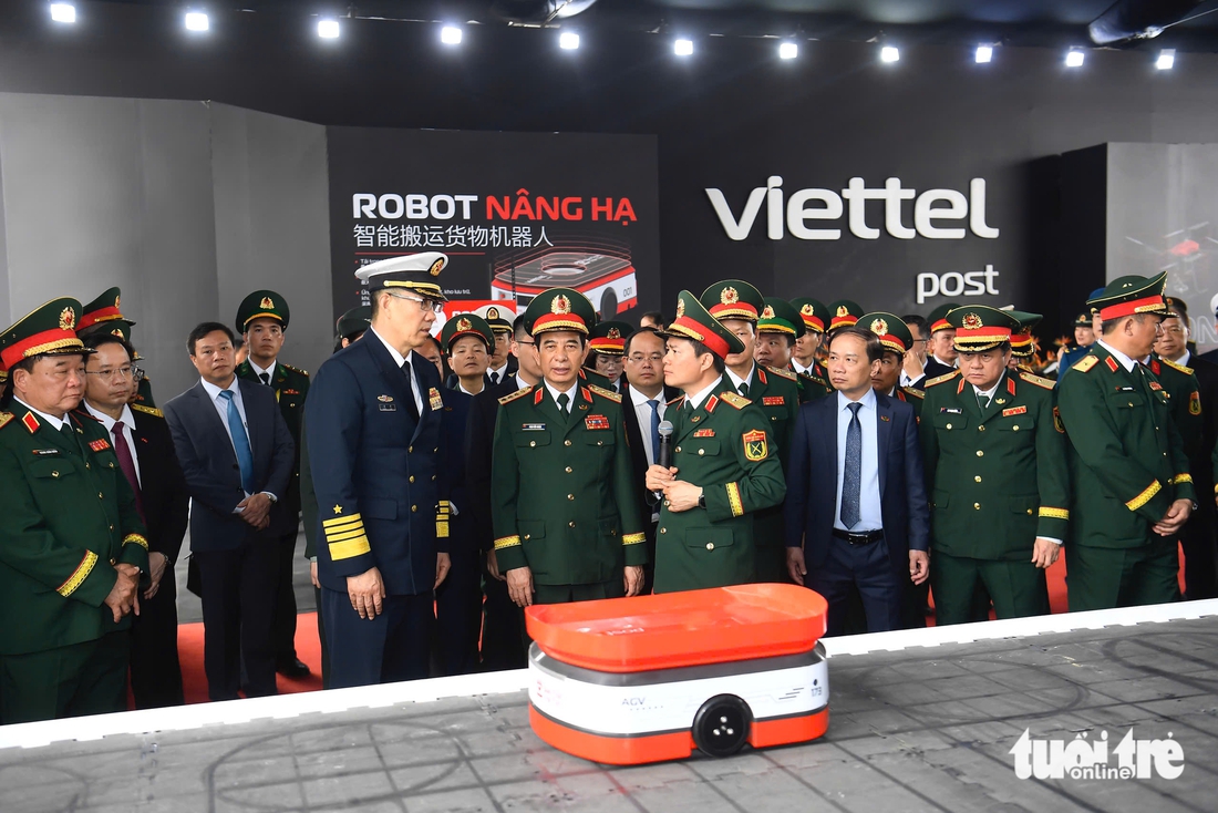 Bộ trưởng Quốc phòng Việt Nam và Trung Quốc thăm trường học, cửa khẩu và công viên logistics - Ảnh 8.