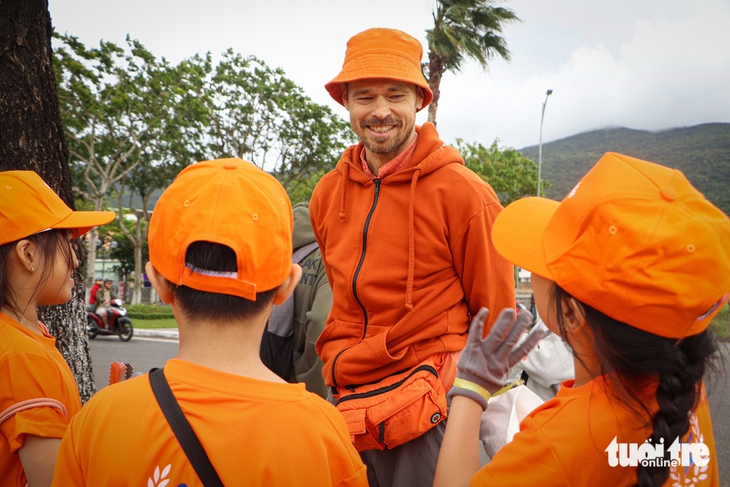 Cùng người nước ngoài vừa dọn rác, vừa học ngoại ngữ  - Ảnh 3.