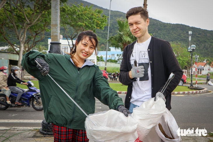 Cùng người nước ngoài vừa dọn rác, vừa học ngoại ngữ - Ảnh 4.