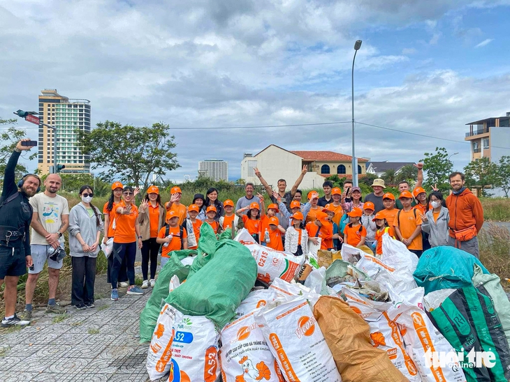 Cùng người nước ngoài vừa dọn rác, vừa học ngoại ngữ  - Ảnh 5.