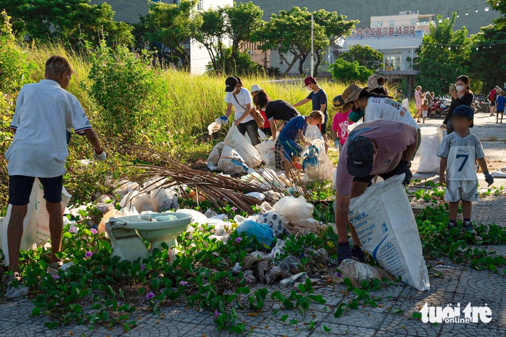 Cùng người nước ngoài vừa dọn rác, vừa học ngoại ngữ  - Ảnh 6.