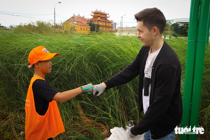Cùng người nước ngoài vừa dọn rác, vừa học ngoại ngữ  - Ảnh 7.
