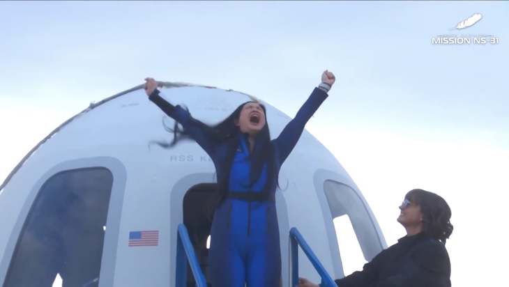 Tàu New Shepard đã đưa nữ phi hành gia gốc Việt đầu tiên bay vào vũ trụ thành công - Ảnh 3.