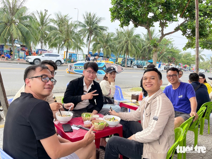 Vì sao trend ăn mì tôm mực lại hot ở biển Đà Nẵng? - Ảnh 4.