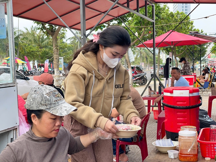 Vì sao trend ăn mì tôm mực lại hot ở biển Đà Nẵng? - Ảnh 10.