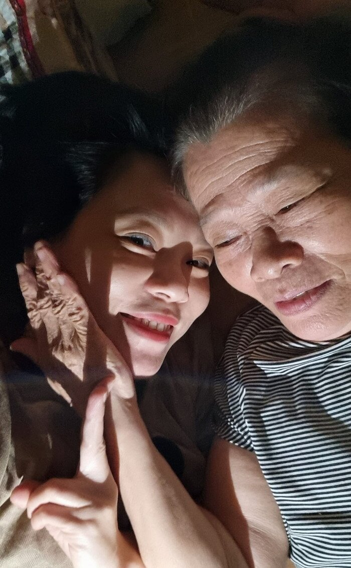 Vợ NSND Xuân Bắc khoe cảnh 2 bà thông gia thân thiết, mối quan hệ con dâu - mẹ chồng gần gũi như ruột thịt 2 Bà xã Xuân Bắc được nhận xét có ngoại hình trông giống mẹ chồng.