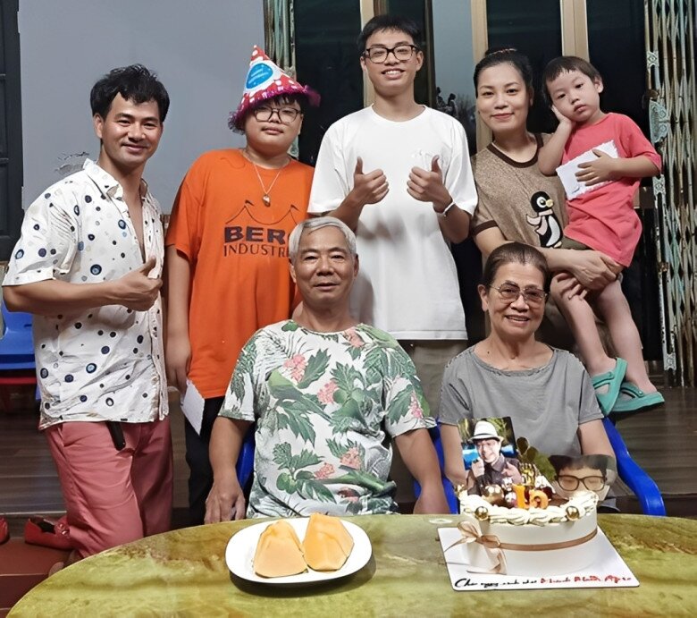 Vợ NSND Xuân Bắc khoe cảnh 2 bà thông gia thân thiết, mối quan hệ con dâu - mẹ chồng gần gũi như ruột thịt 4 3 thế hệ nhà nam nghệ sĩ quây quần bên mâm cơm.