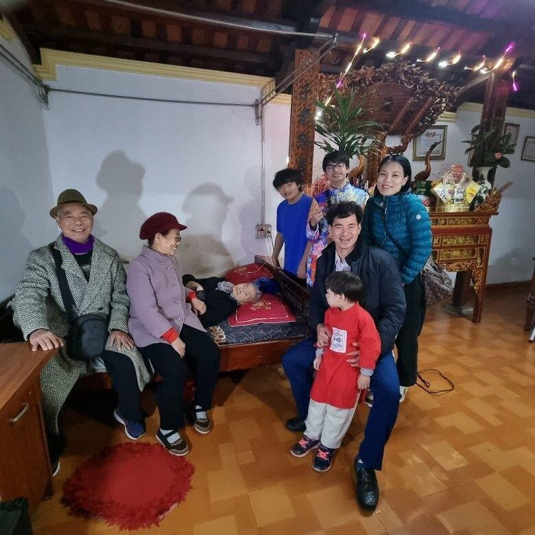 Vợ NSND Xuân Bắc khoe cảnh 2 bà thông gia thân thiết, mối quan hệ con dâu - mẹ chồng gần gũi như ruột thịt 5 Chị Hồng Nhung gần gũi với gia đình nhà chồng.