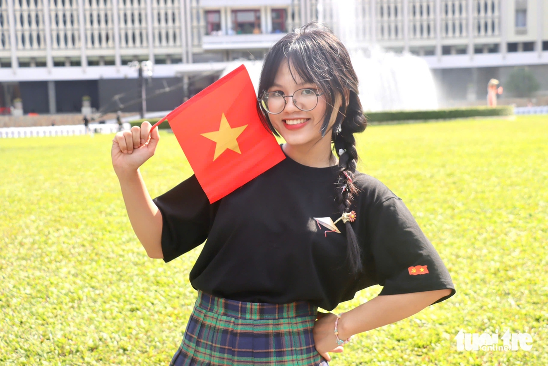 Bạn trẻ TP.HCM hào hứng check in, bắt trend hướng đến ngày đại thắng 30-4 - Ảnh 2. bạn trẻ - Ảnh 2.