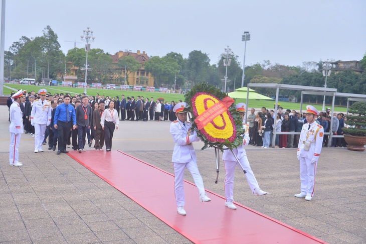 Đoàn đại biểu thanh niên Trung Quốc viếng Chủ tịch Hồ Chí Minh 2 Trung Quốc - Ảnh 2.