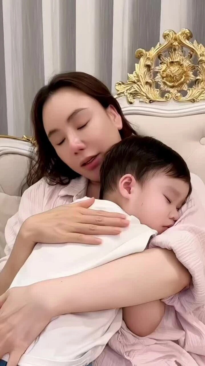 Con trai 2 tuổi của Hồ Quỳnh Hương hành động bất ngờ tặng bố mẹ, vợ chồng nữ ca sĩ khoe vẻ giản dị trong biệt thự 6 Nữ ca sĩ chia sẻ khoảnh khắc hát ru cho con trai ngủ.