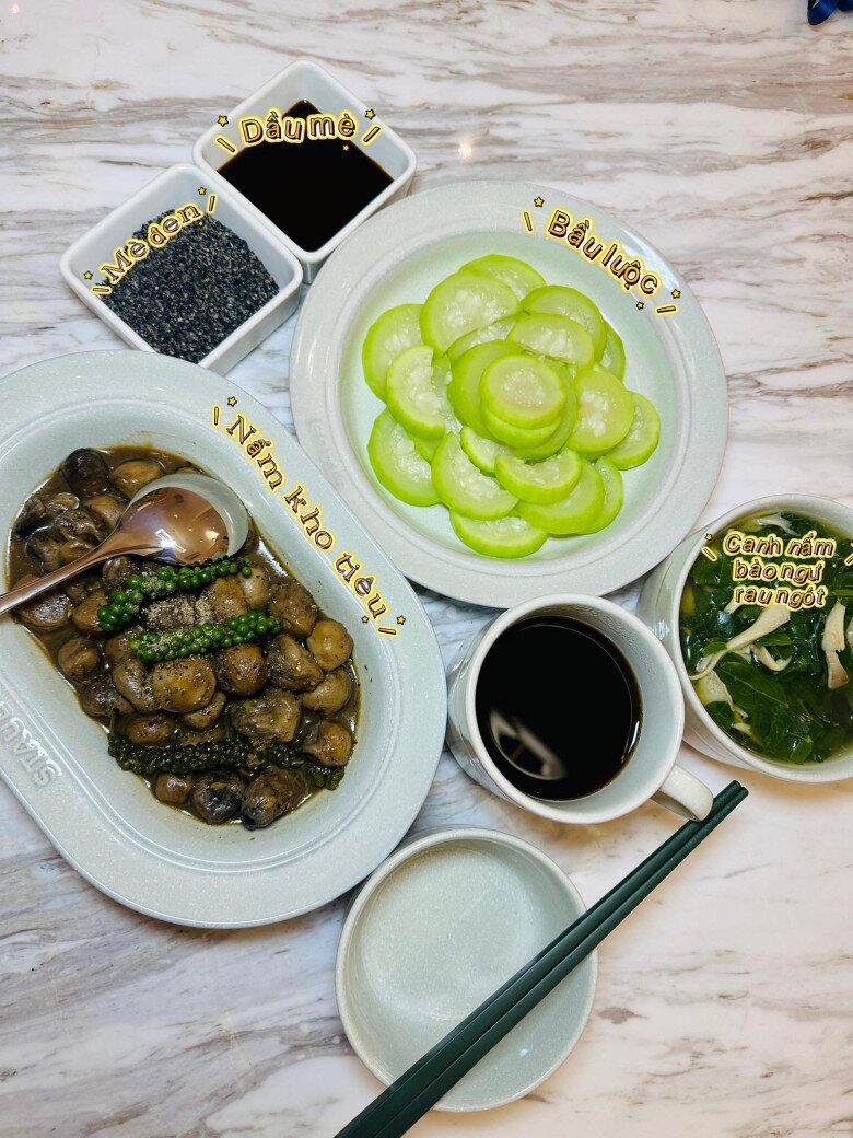 Con trai 2 tuổi của Hồ Quỳnh Hương hành động bất ngờ tặng bố mẹ, vợ chồng nữ ca sĩ khoe vẻ giản dị trong biệt thự 9 Hồ Quỳnh Hương khoe mâm cơm nhà toàn món ăn chay.