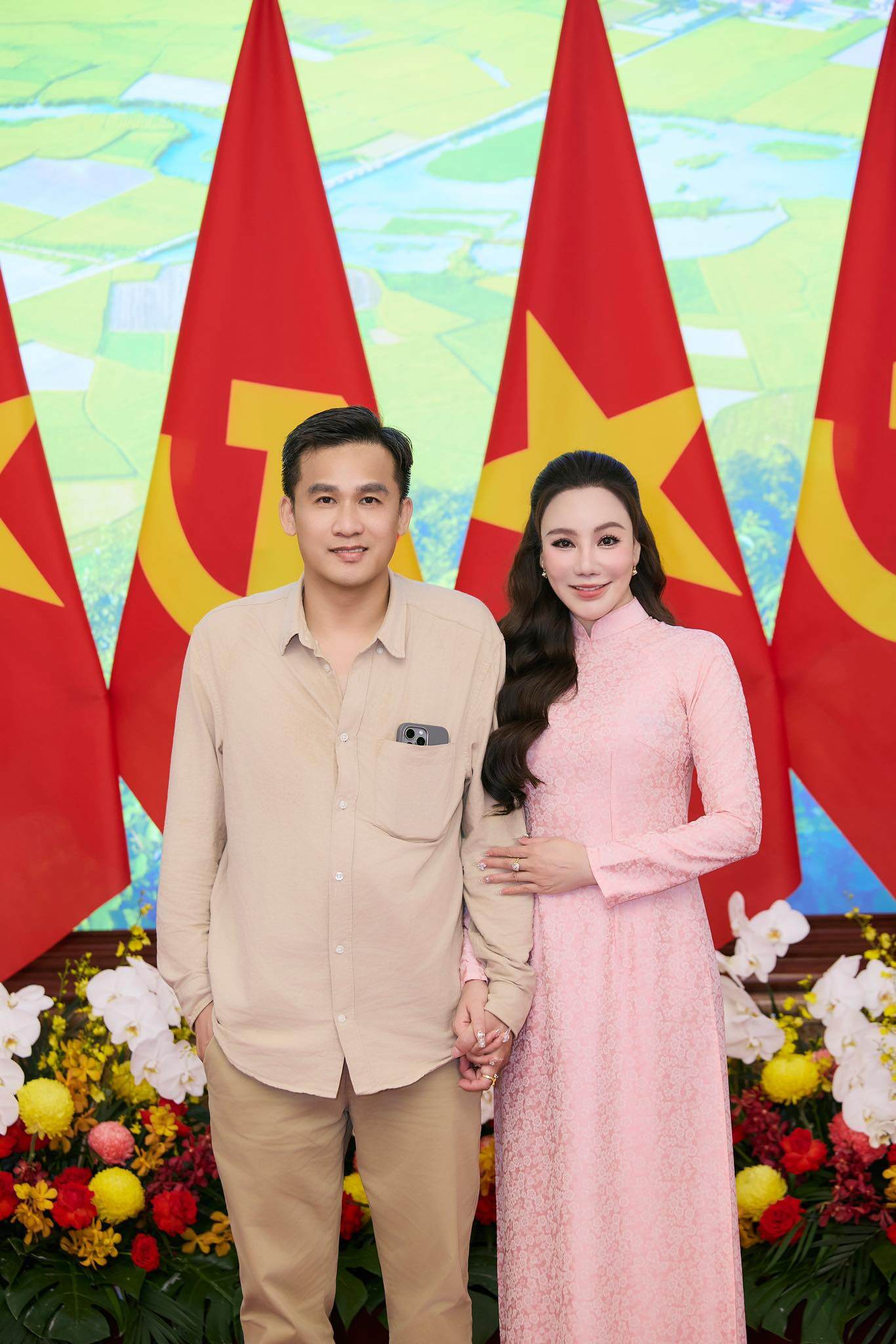 Con trai 2 tuổi của Hồ Quỳnh Hương hành động bất ngờ tặng bố mẹ, vợ chồng nữ ca sĩ khoe vẻ giản dị trong biệt thự 10 Vợ chồng Hồ Quỳnh Hương được khen đẹp đôi và có lối sống đồng điệu.