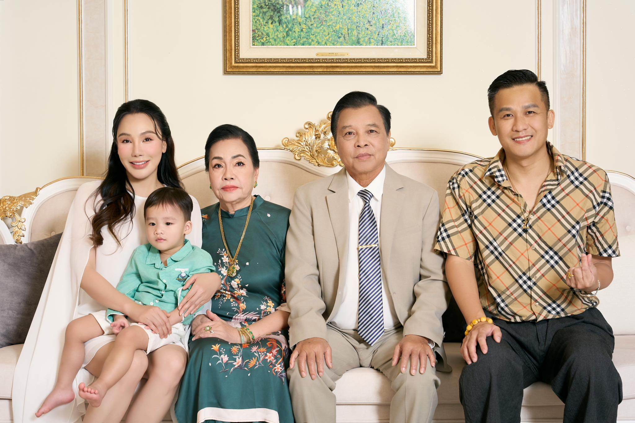 Con trai 2 tuổi của Hồ Quỳnh Hương hành động bất ngờ tặng bố mẹ, vợ chồng nữ ca sĩ khoe vẻ giản dị trong biệt thự 11 Nữ ca sĩ dành nhiều thời gian để chăm sóc người thân, gia đình và công việc kinh doanh riêng.