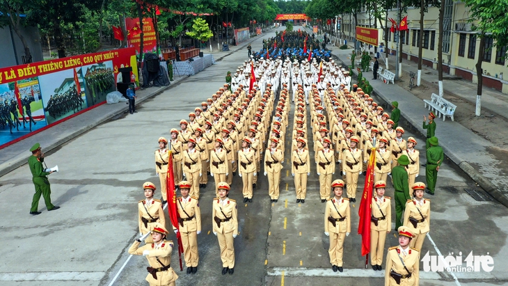 Chiến sĩ công an kiên cường luyện tập diễu binh giữa nắng gắt 2 Chiến sĩ công an kiên cường luyện tập diễu binh giữa nắng gắt - Ảnh 2.