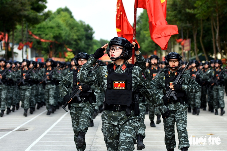 Chiến sĩ công an kiên cường luyện tập diễu binh giữa nắng gắt 4 diễu binh - Ảnh 4.