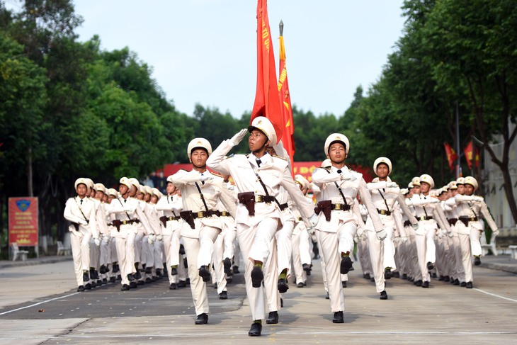 Chiến sĩ công an kiên cường luyện tập diễu binh giữa nắng gắt 7 diễu binh - Ảnh 7.