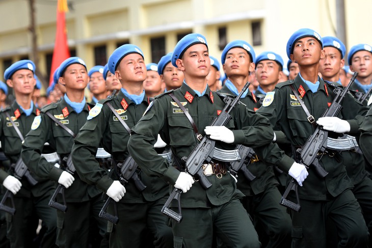 Chiến sĩ công an kiên cường luyện tập diễu binh giữa nắng gắt 8 diễu binh - Ảnh 8.