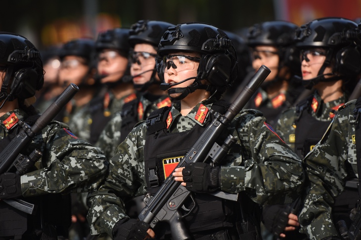 Chiến sĩ công an kiên cường luyện tập diễu binh giữa nắng gắt 9 diễu binh - Ảnh 9.