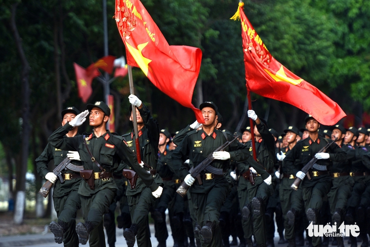 Chiến sĩ công an kiên cường luyện tập diễu binh giữa nắng gắt 14 diễu binh - Ảnh 14.