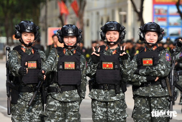 Chiến sĩ công an kiên cường luyện tập diễu binh giữa nắng gắt 17 diễu binh - Ảnh 17.