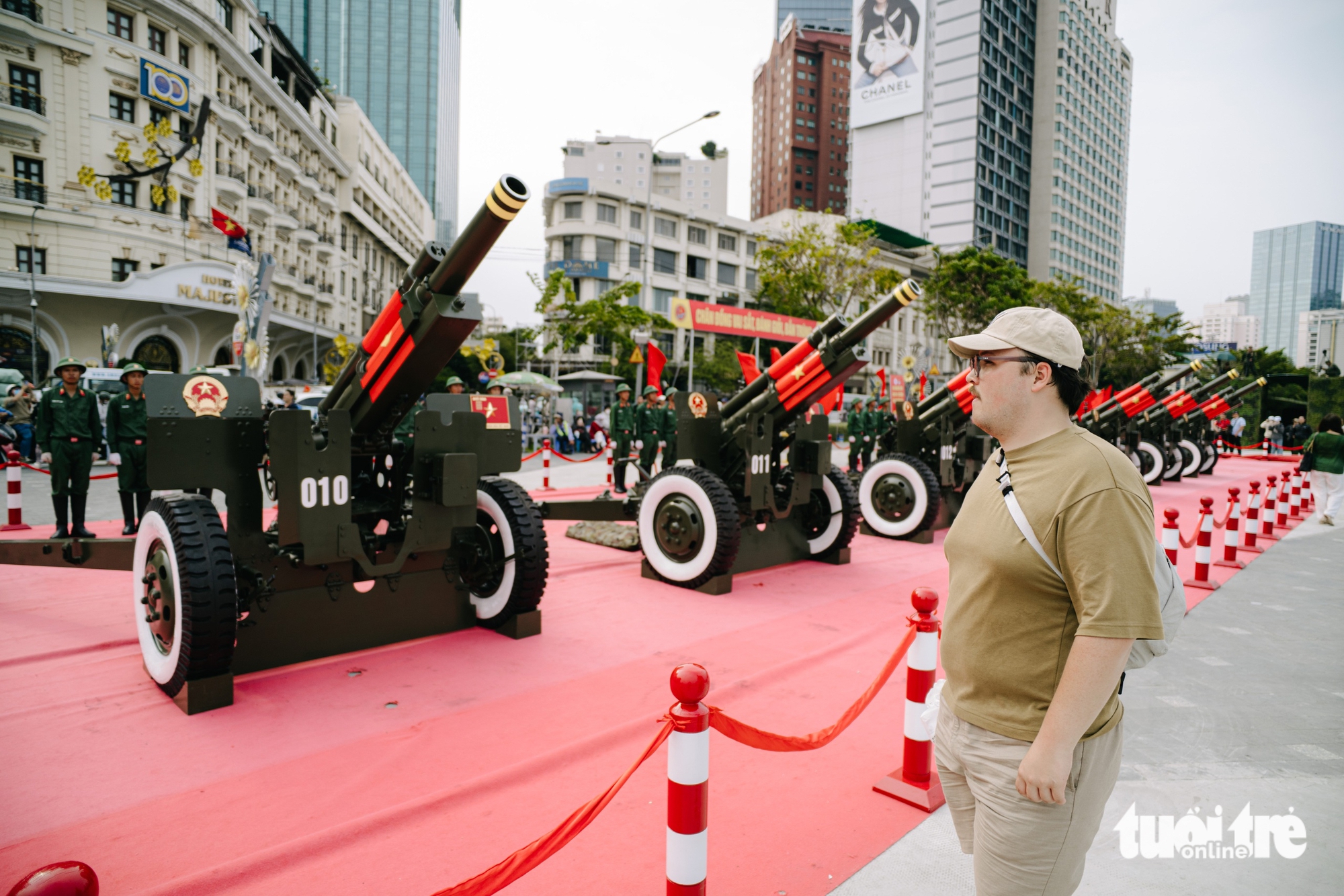 Người dân và du khách TP.HCM phấn khích ngắm dàn pháo 105mm trên bến Bạch Đằng - Ảnh 6.