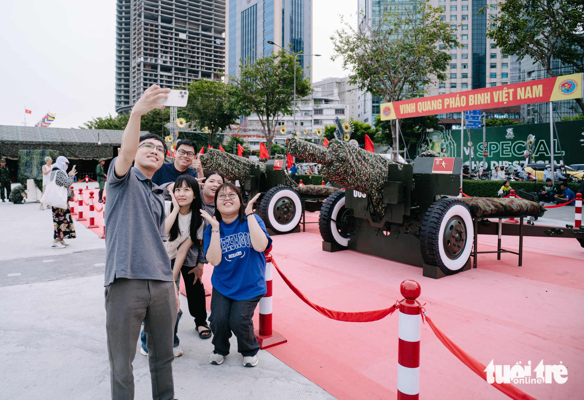Người dân và du khách TP.HCM phấn khích ngắm dàn pháo 105mm trên bến Bạch Đằng - Ảnh 7.