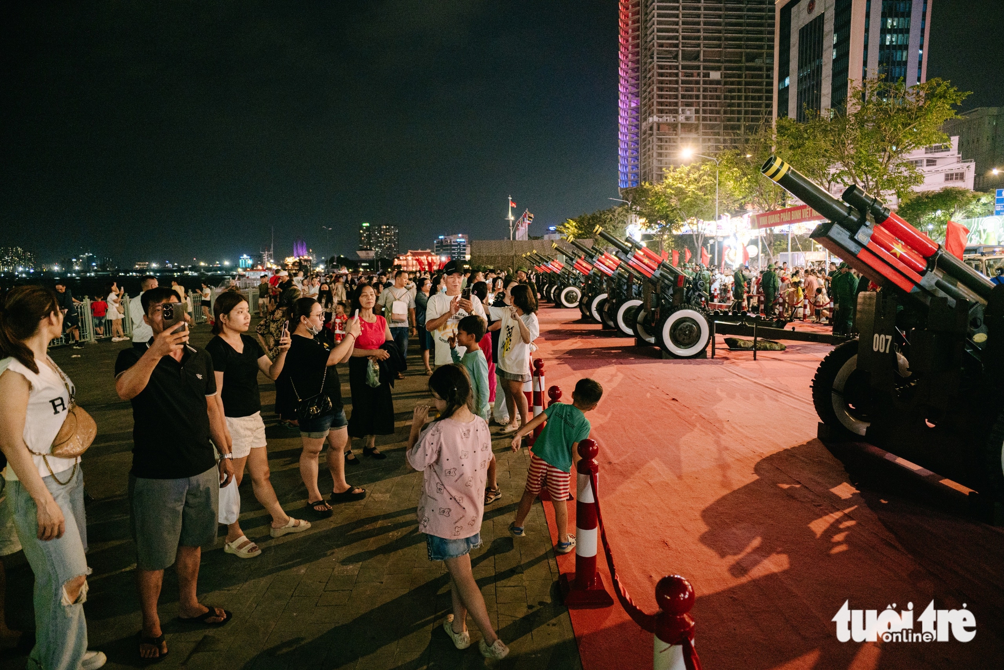 Người dân và du khách TP.HCM phấn khích ngắm dàn pháo 105mm trên bến Bạch Đằng - Ảnh 8.