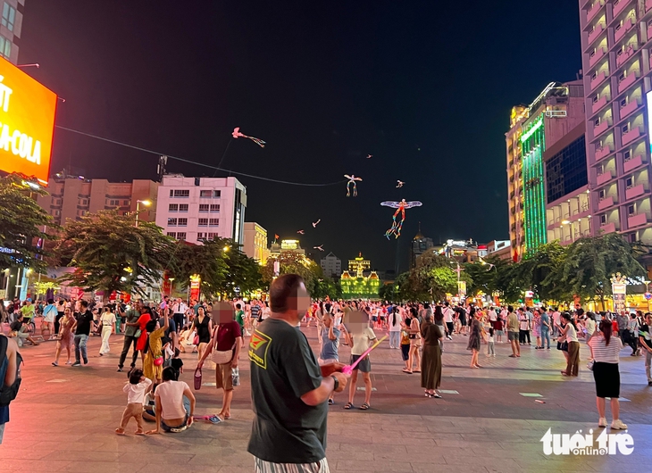phố đi bộ Nguyễn Huệ - Ảnh 2.