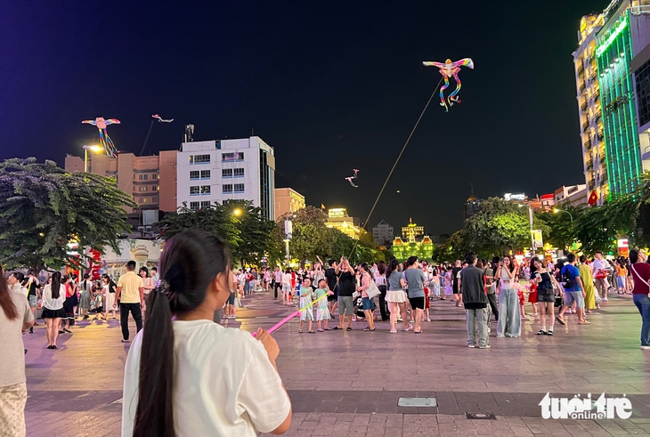 phố đi bộ Nguyễn Huệ - Ảnh 3.