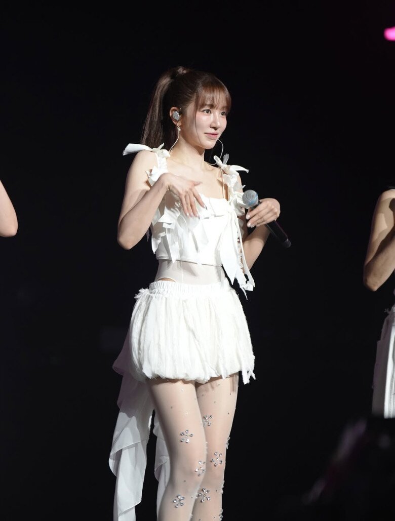 Ở tuổi 41, Yoon Eun Hye vẫn chứng minh đẳng cấp nhan sắc bền bỉ của một biểu tượng thanh xuân. Không cần bí quyết phức tạp, cô chọn sống điều độ, ăn uống lành mạnh và giữ tinh thần tích cực. Chính sự giản dị và kỷ luật đã giúp cô đẹp theo cách tự nhiên nhất.