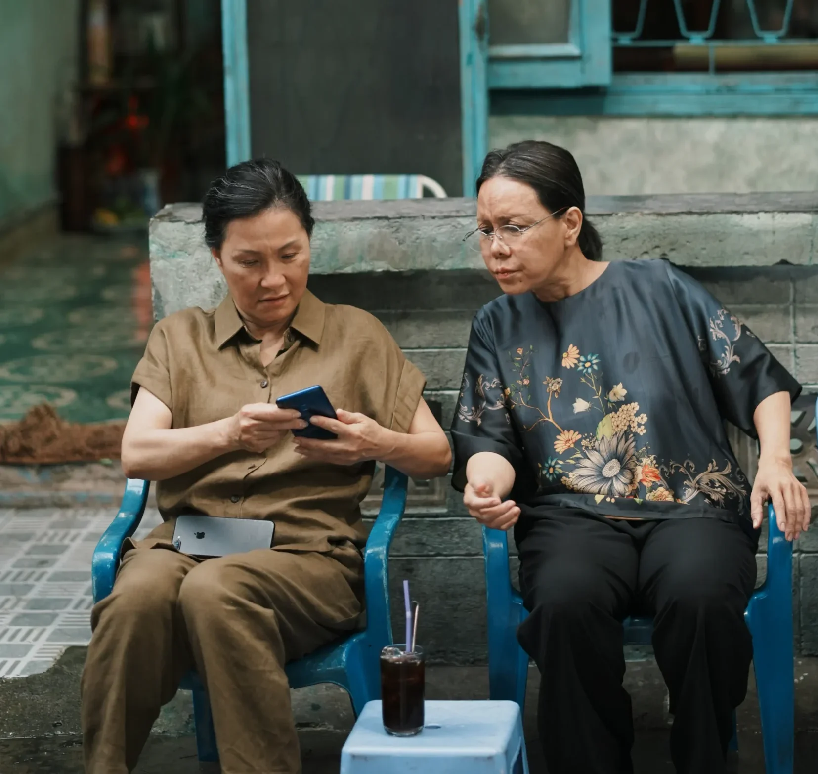 Diễn xuất của Hồng Đào và Việt Hương là điểm sáng của bộ phim.