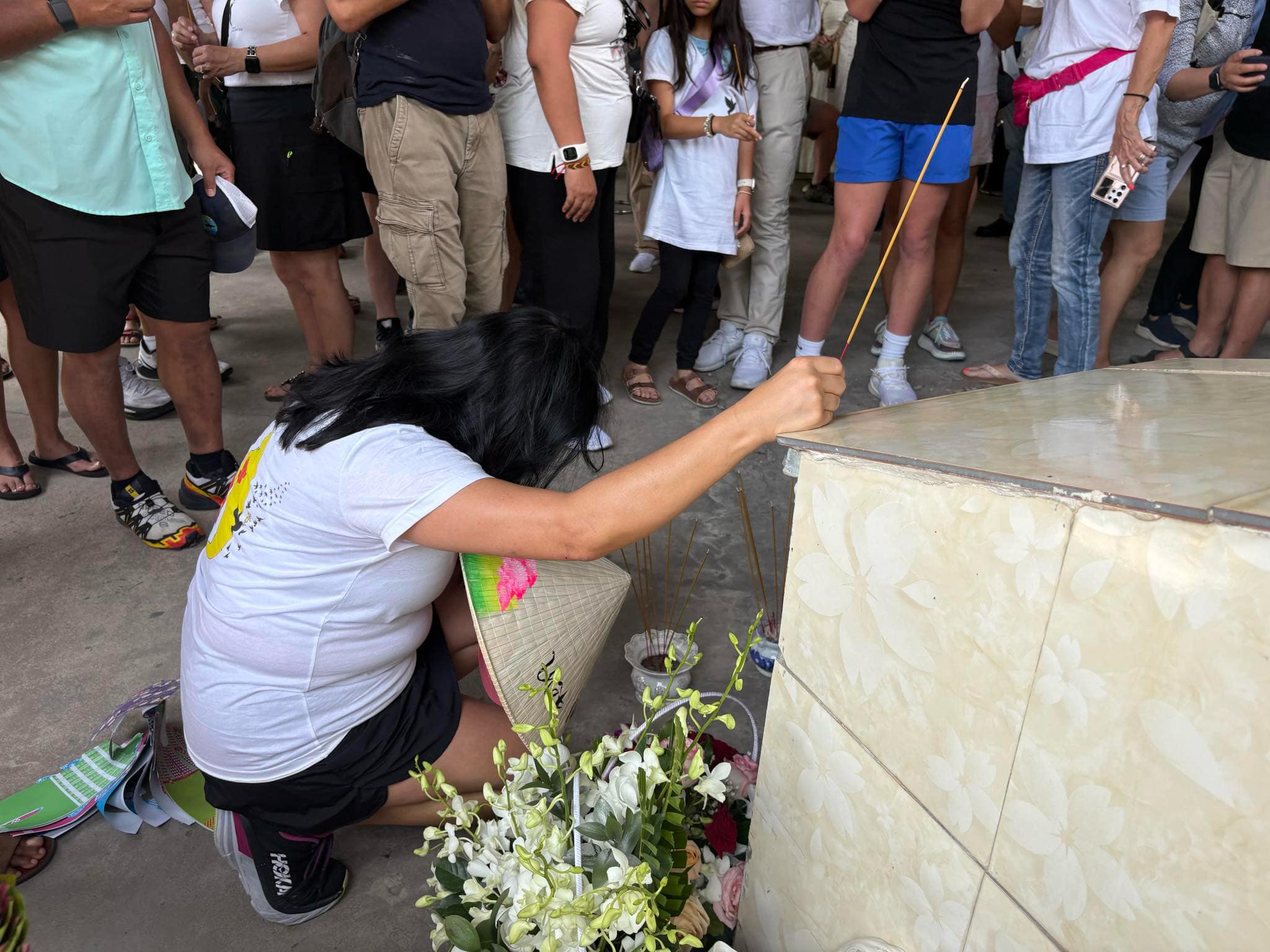 Hàng trăm người con nuôi gốc Việt từ khắp thế giới về tưởng niệm 50 năm ngày máy bay Babylift rơi - Ảnh 4.