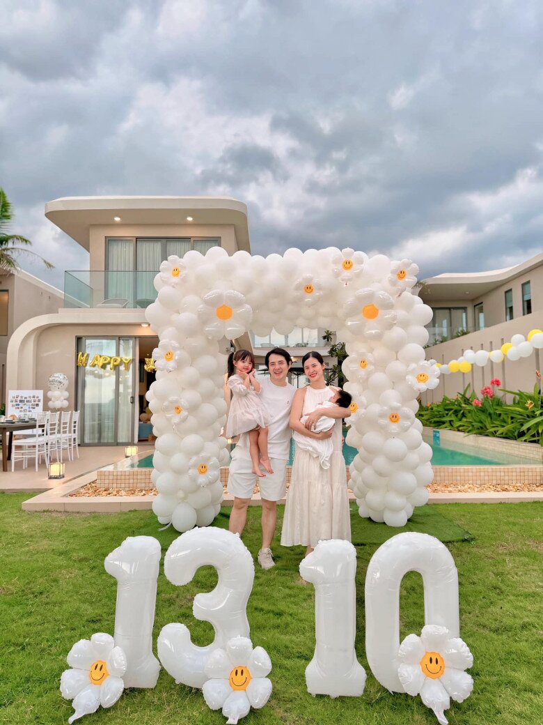 Nữ ca sĩ lấy chồng Chủ tịch, dùng 2 máy bay chở 500 khách dự đám cưới, sinh con liền sắm siêu biệt thự - Ảnh 3.