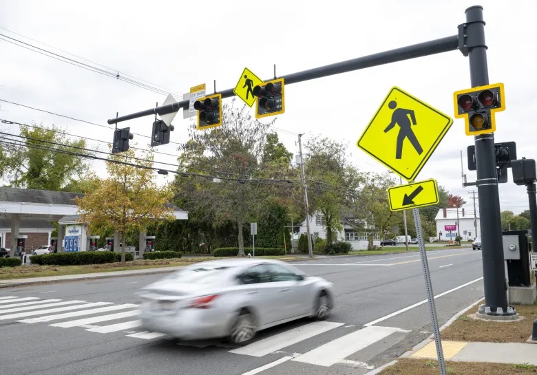 Đèn giao thông kiểu mới khiến nhiều xe chạy khi đèn đỏ, dừng khi 'đèn xanh' 3 đèn giao thông - Ảnh 3.