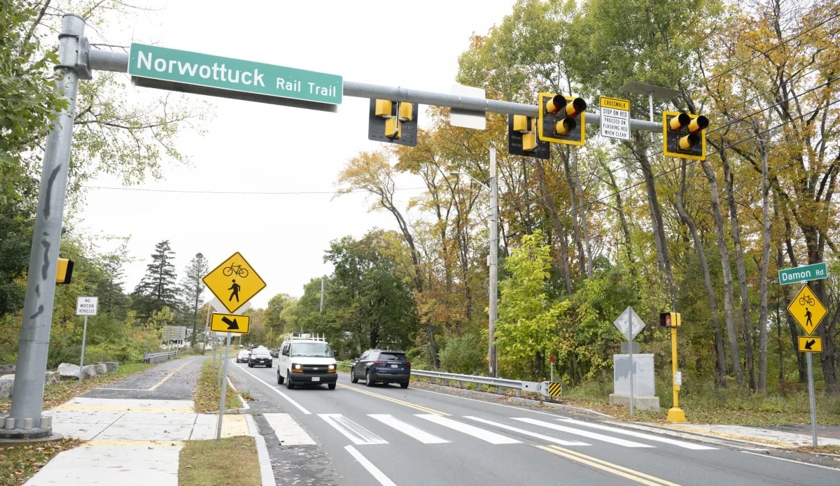 Đèn giao thông kiểu mới khiến nhiều xe chạy khi đèn đỏ, dừng khi 'đèn xanh' 2 Đèn giao thông kiểu mới khiến nhiều xe chạy khi đèn đỏ, dừng khi 'đèn xanh' - Ảnh 2.