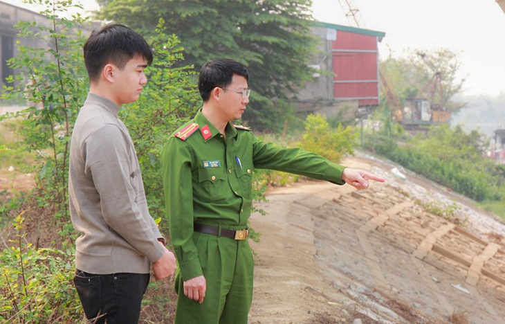 Thanh niên 19 tuổi dũng cảm bơi sông cứu người phụ nữ nhảy cầu - Ảnh 2. nhảy cầu - Ảnh 2.