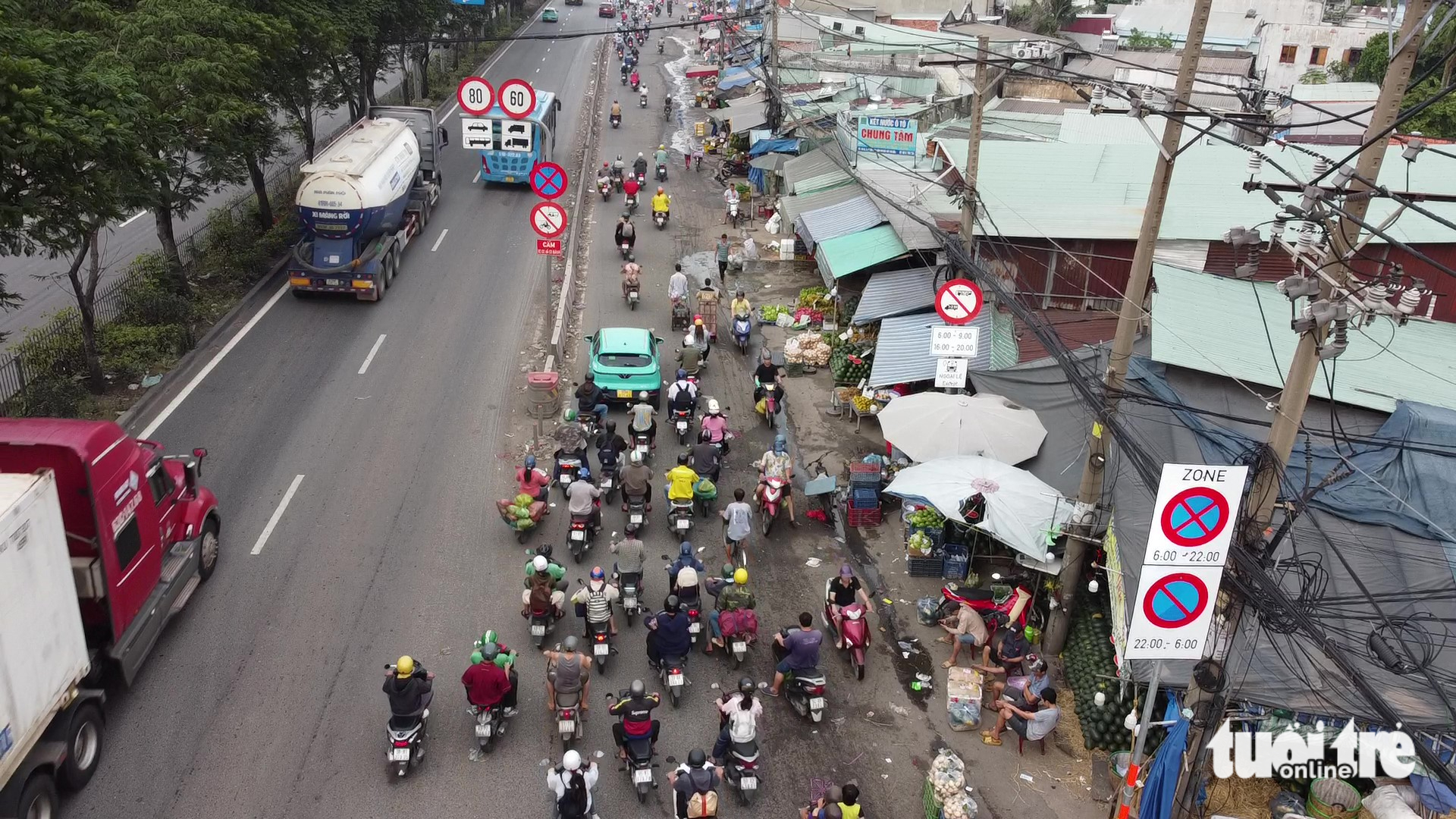 Xe máy nối đuôi chạy ngược chiều ở TP.HCM, nhiều đường thành 'làn' riêng của người vi phạm - Ảnh 4.